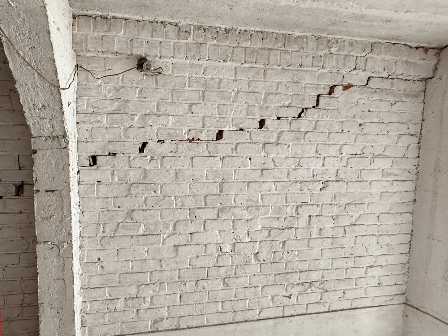 Fissure en escalier dans une maçonnerie